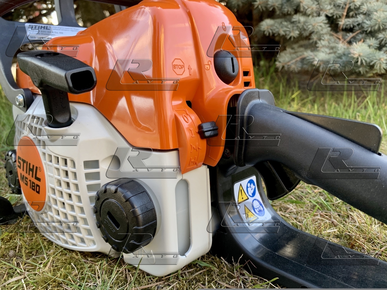 Бензопила stihl ms 180 14. Stihl MS 180 14 35. Stihl MS 180-14. Человек бензопила картинки.